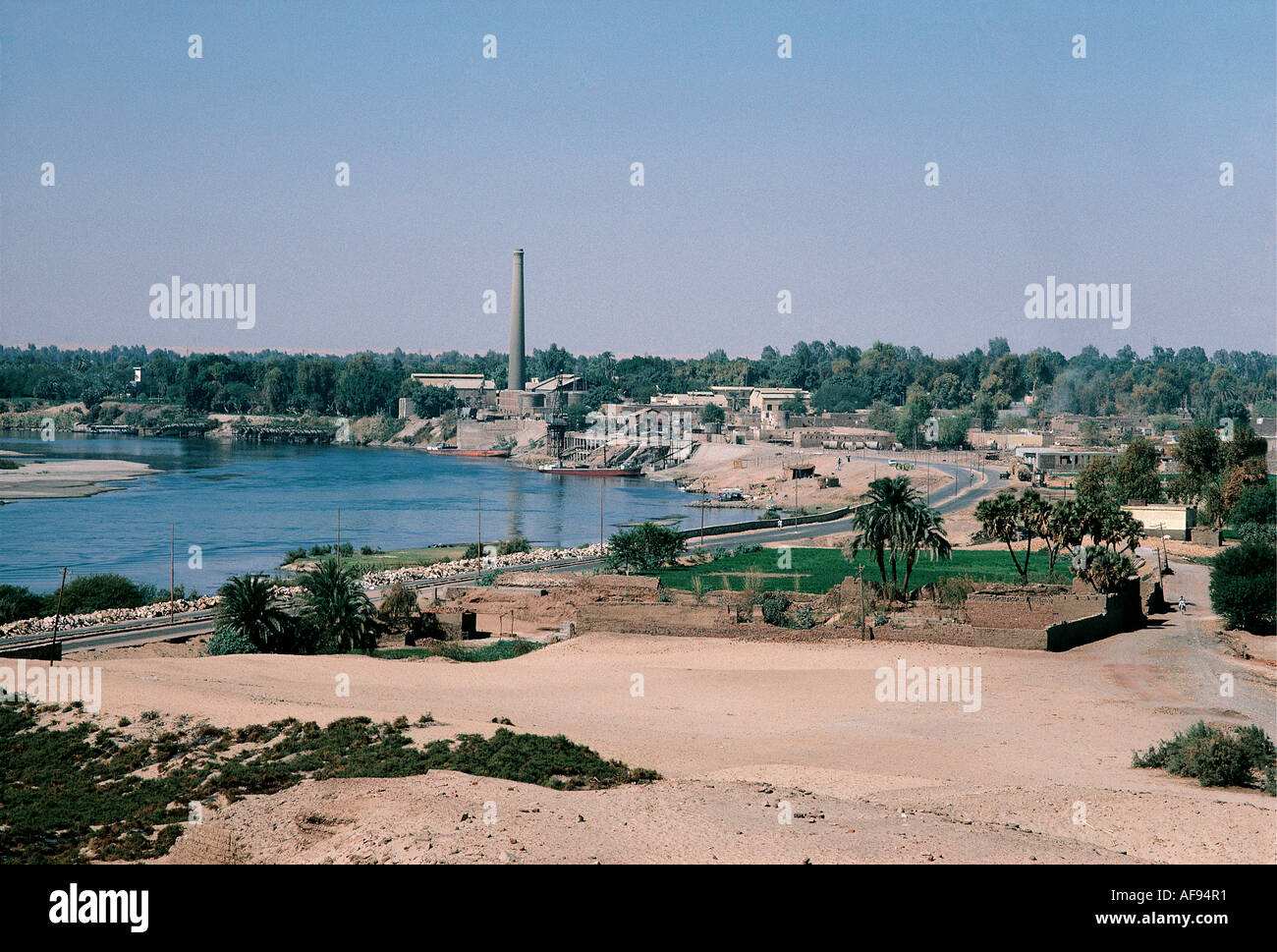 Fabbriche sulla banca del fiume Nilo visto dal Tempio di Kom Ombo Foto Stock