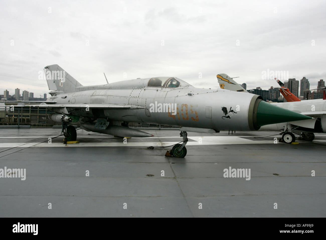 Polish Air force Mig 21 PFM sul display sul ponte di volo alla Intrepid Sea Air Space Museum New York City New York STATI UNITI D'AMERICA Foto Stock