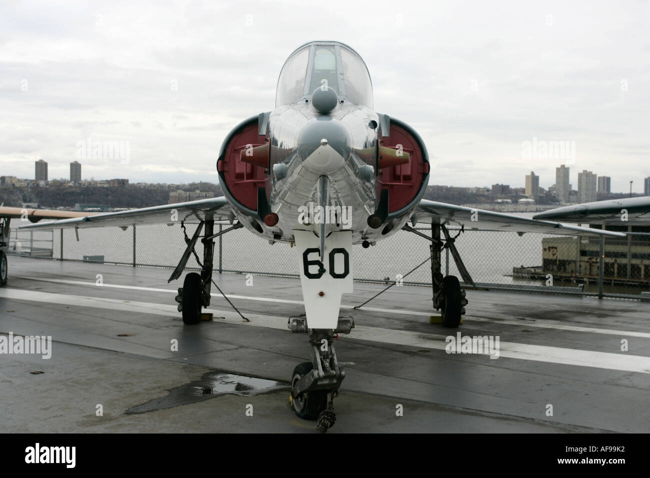 Dassault Etendard IV M sul display sul ponte di volo alla Intrepid Sea Air Space Museum New York City New York STATI UNITI D'AMERICA Foto Stock