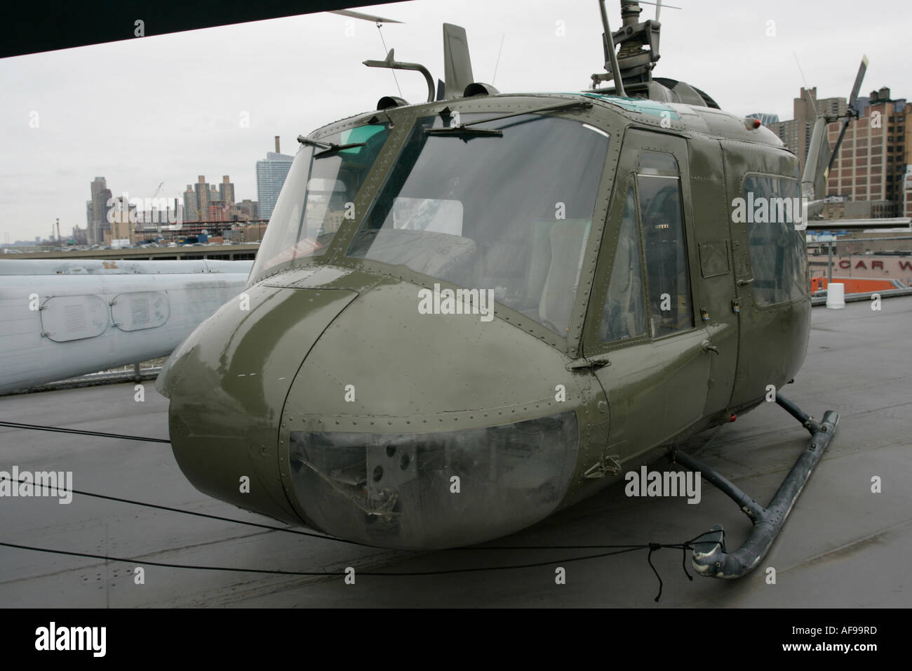 Bell UH 1 Huey sul display sul ponte di volo della USS Intrepid alla Intrepid Sea Air Space Museum Foto Stock