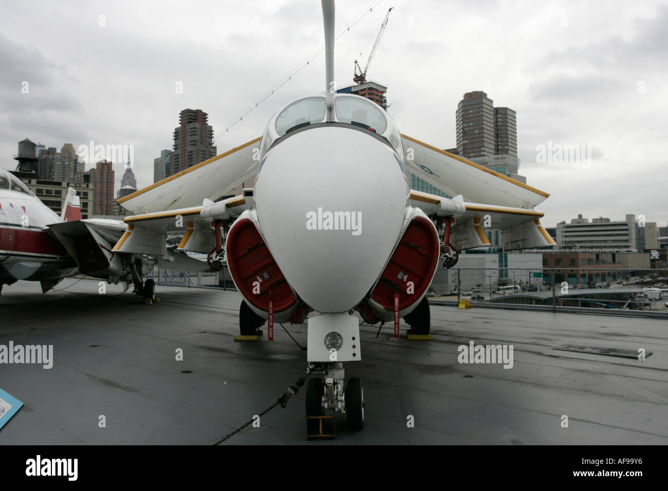 Grumman A 6F intruso sul display sul ponte di volo alla Intrepid Sea Air Space Museum New York City New York STATI UNITI D'AMERICA Foto Stock