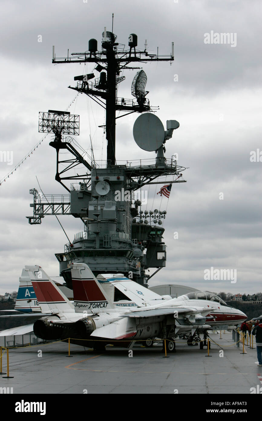 Grumman F 14 nella parte anteriore del ponte sul ponte di volo della USS Intrepid alla Intrepid Sea Air Space Museum Foto Stock