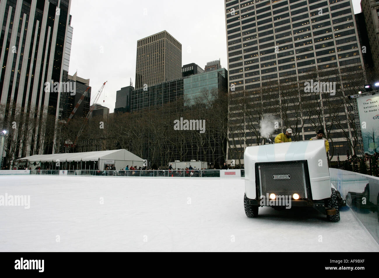 Olympia zamboni ghiaccio più chiara la cancellazione del ghiaccio a Bryant Park pista di pattinaggio su ghiaccio new york city new york STATI UNITI D'AMERICA Foto Stock