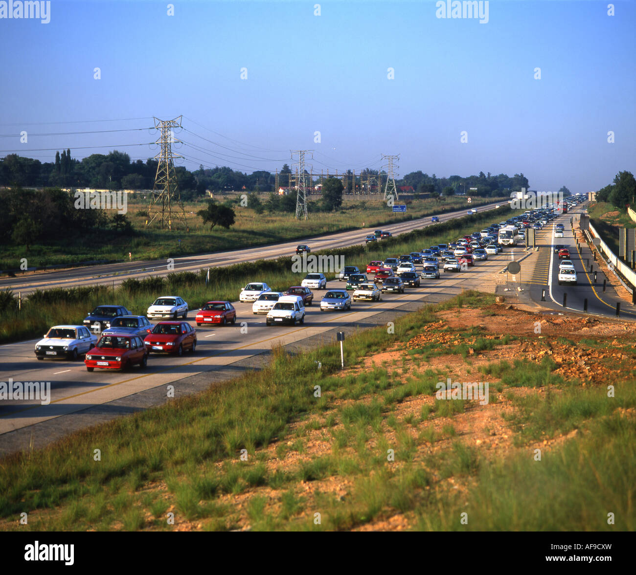 Pesante la mattina presto il traffico sulla tangenziale Ovest autostrada a Johannesburg Gauteng; Sud Africa Foto Stock