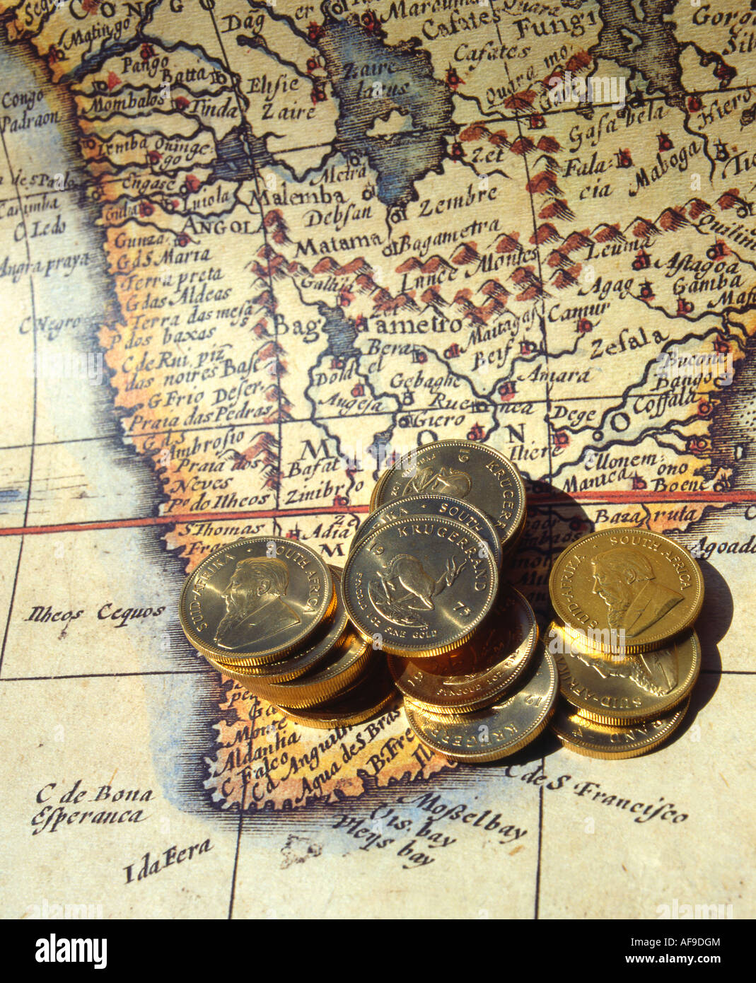Oro Kruger Rand monete giacente su una vecchia Mappa di Sud Africa Sud Africa Foto Stock
