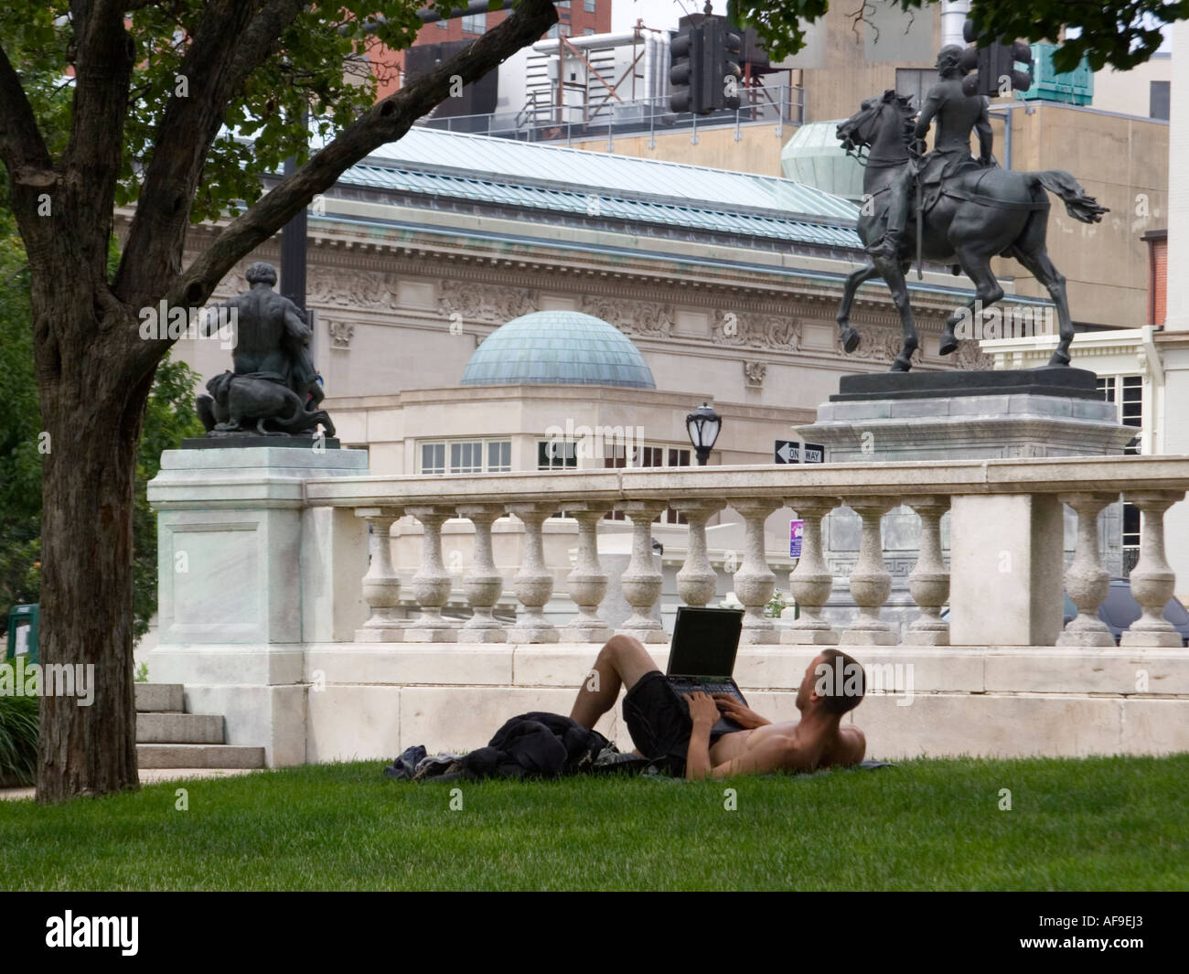 Utente laptop nel Parco di Mount Vernon Place, Baltimore MD Foto Stock