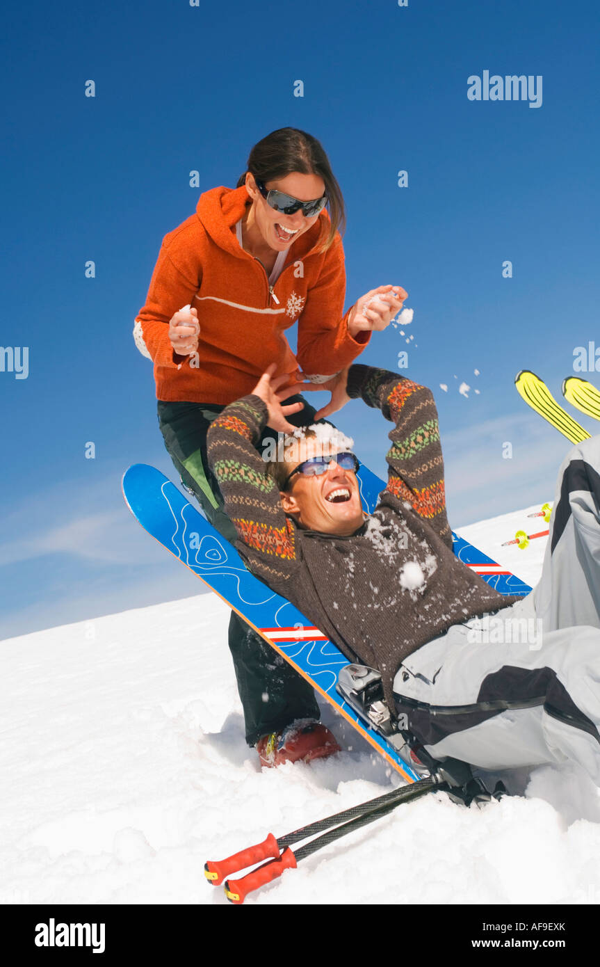 Giovane avendo divertimento nella neve Foto Stock