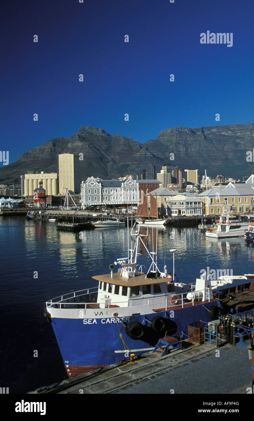 Sud Africa Cape Town, Lungomare Victoria and Alfred, Table Mountain in background Foto Stock