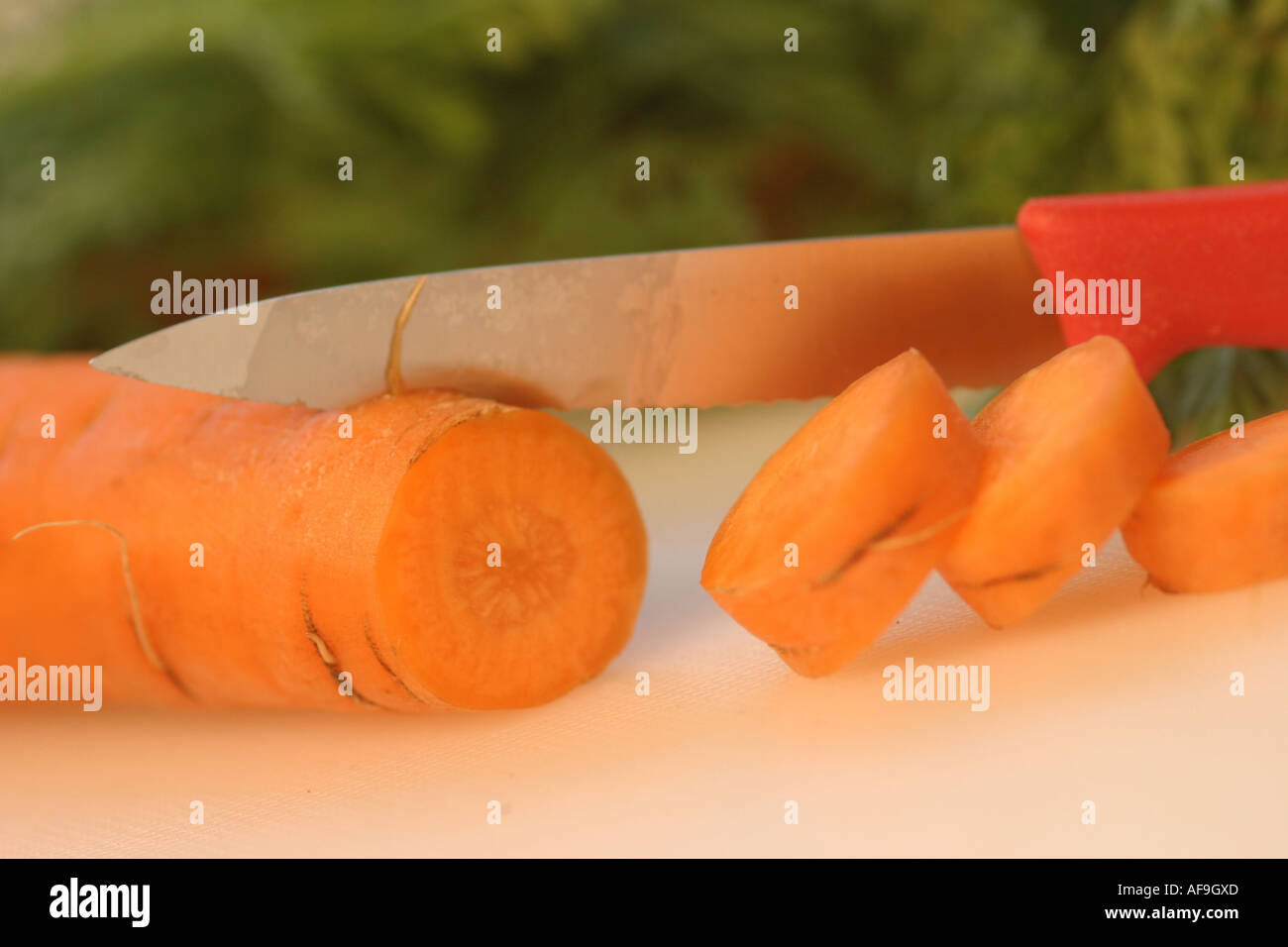 Una fotografia di stock di una carota Getting tagliate con un coltello Foto Stock