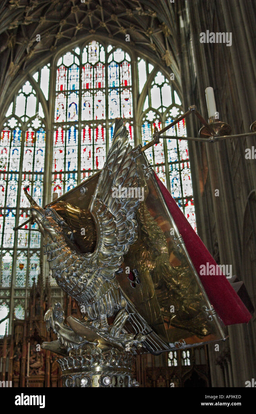 Leggio e vetrata cattedrale di Gloucester Foto Stock
