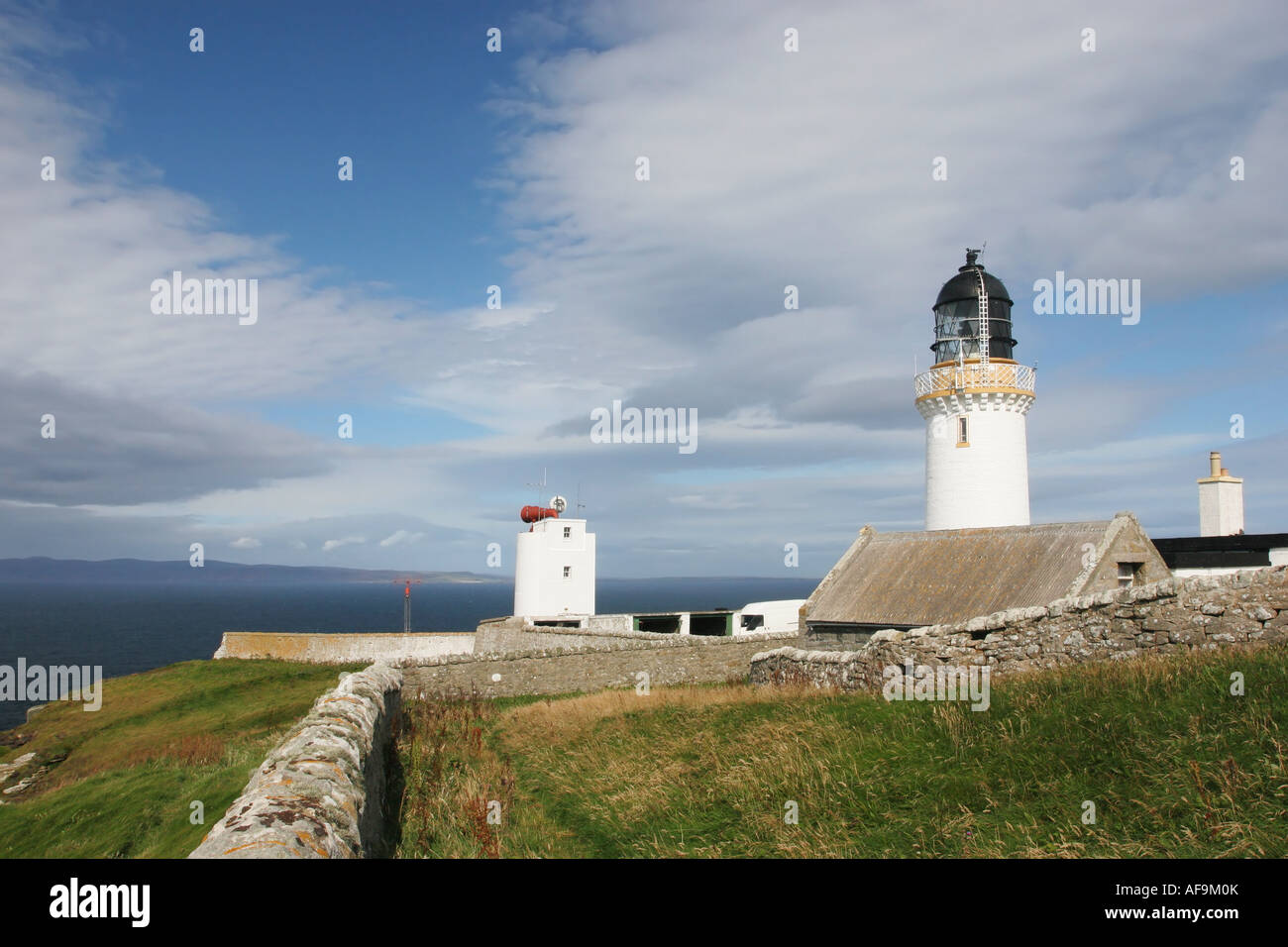 Faro di Dunnett testa a nord della costa della Scozia Foto Stock