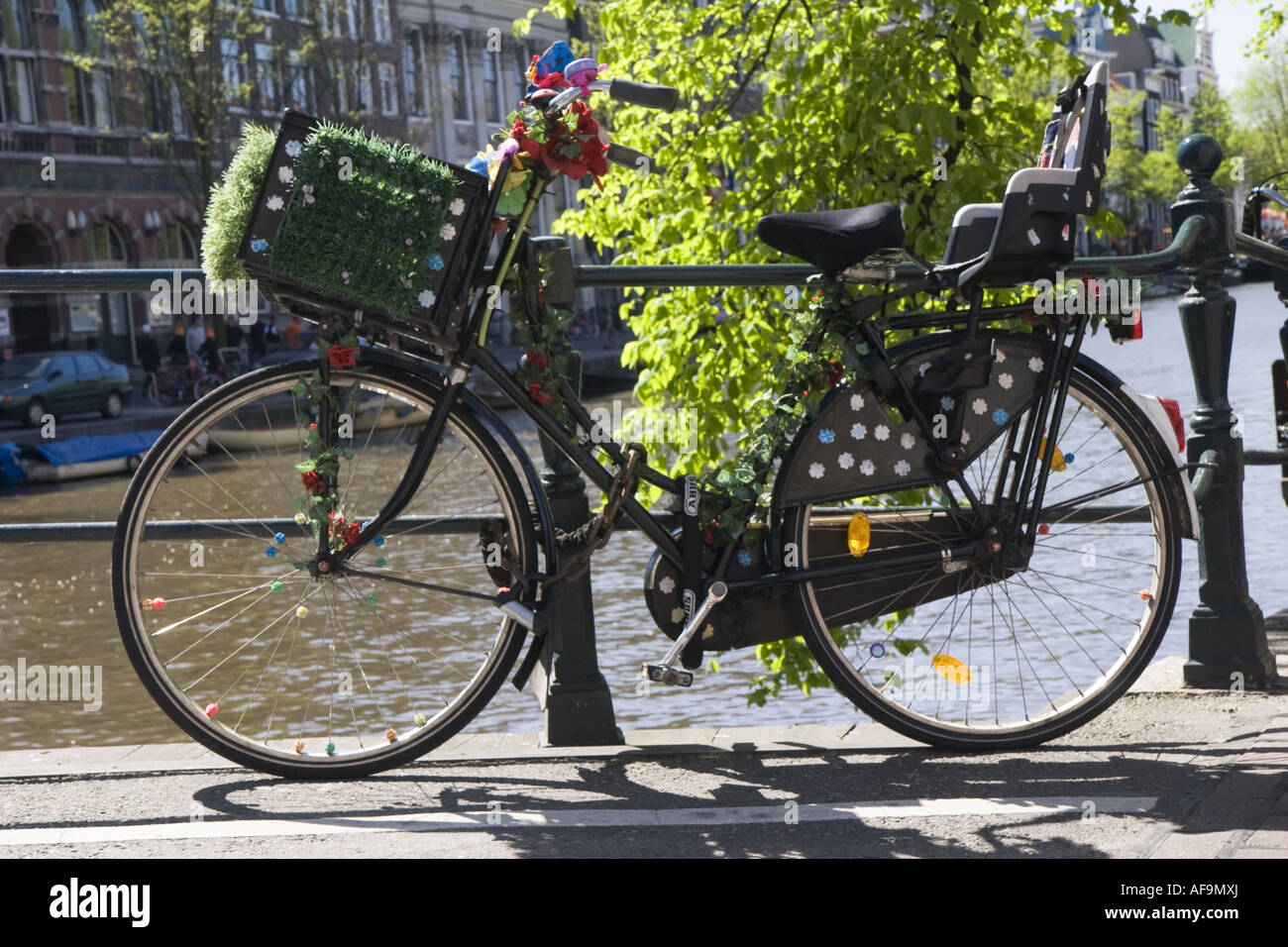 Tipica bicicletta olandese su un ponte, Paesi Bassi, Amsterdam Foto Stock