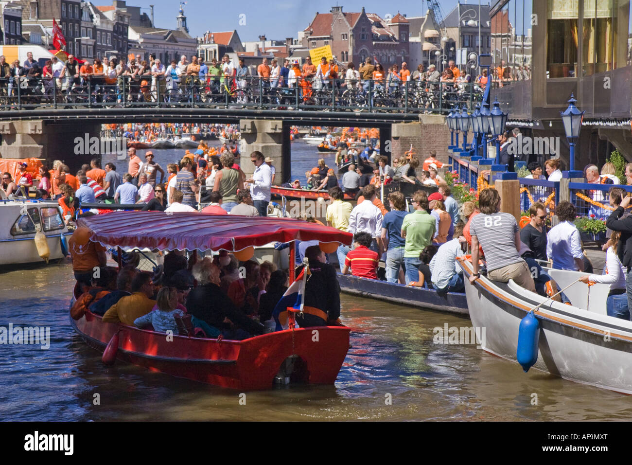 Gracht con imbarcazioni decorate, Paesi Bassi, Amsterdam Foto Stock