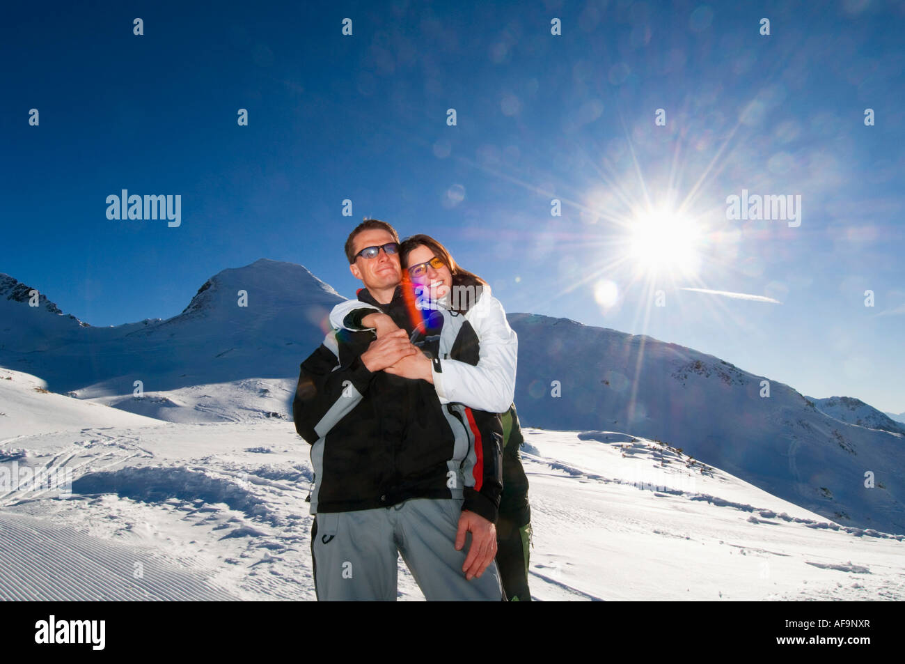 Austria, Salzburger Land, giovane abbracciando in montagna Foto Stock