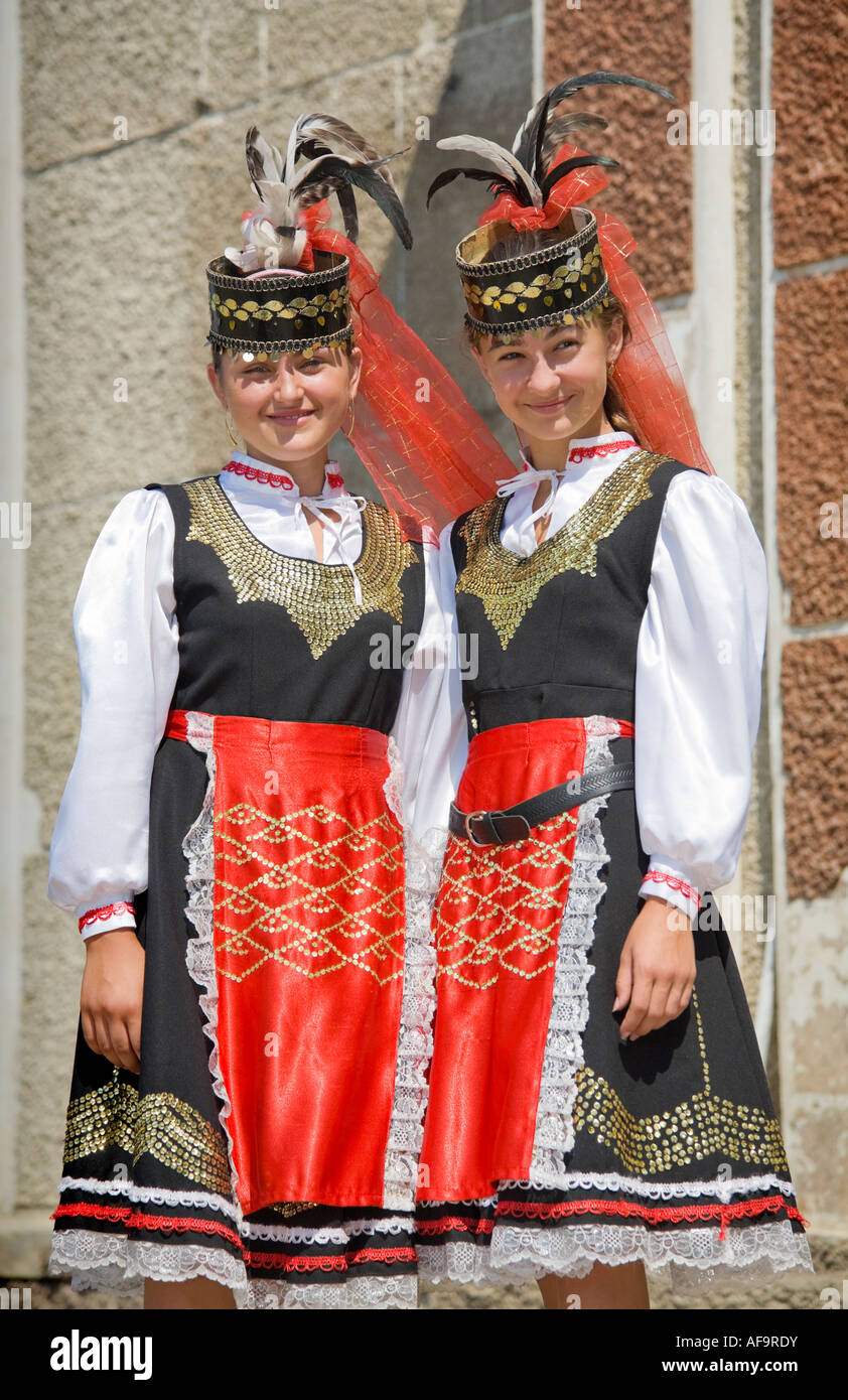 Due giovani ragazze nei tradizionali costumi ucraini in Plotzk / Ucraina Foto Stock