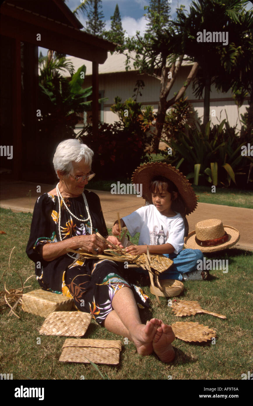 Hawaii,Isole Hawaii,Lanai Lanai City anziano insegna giovane ragazza,ragazze,bambino,come tessere artigianato tradizionale HI045,turismo,viaggio,destinazione,cultura,c Foto Stock