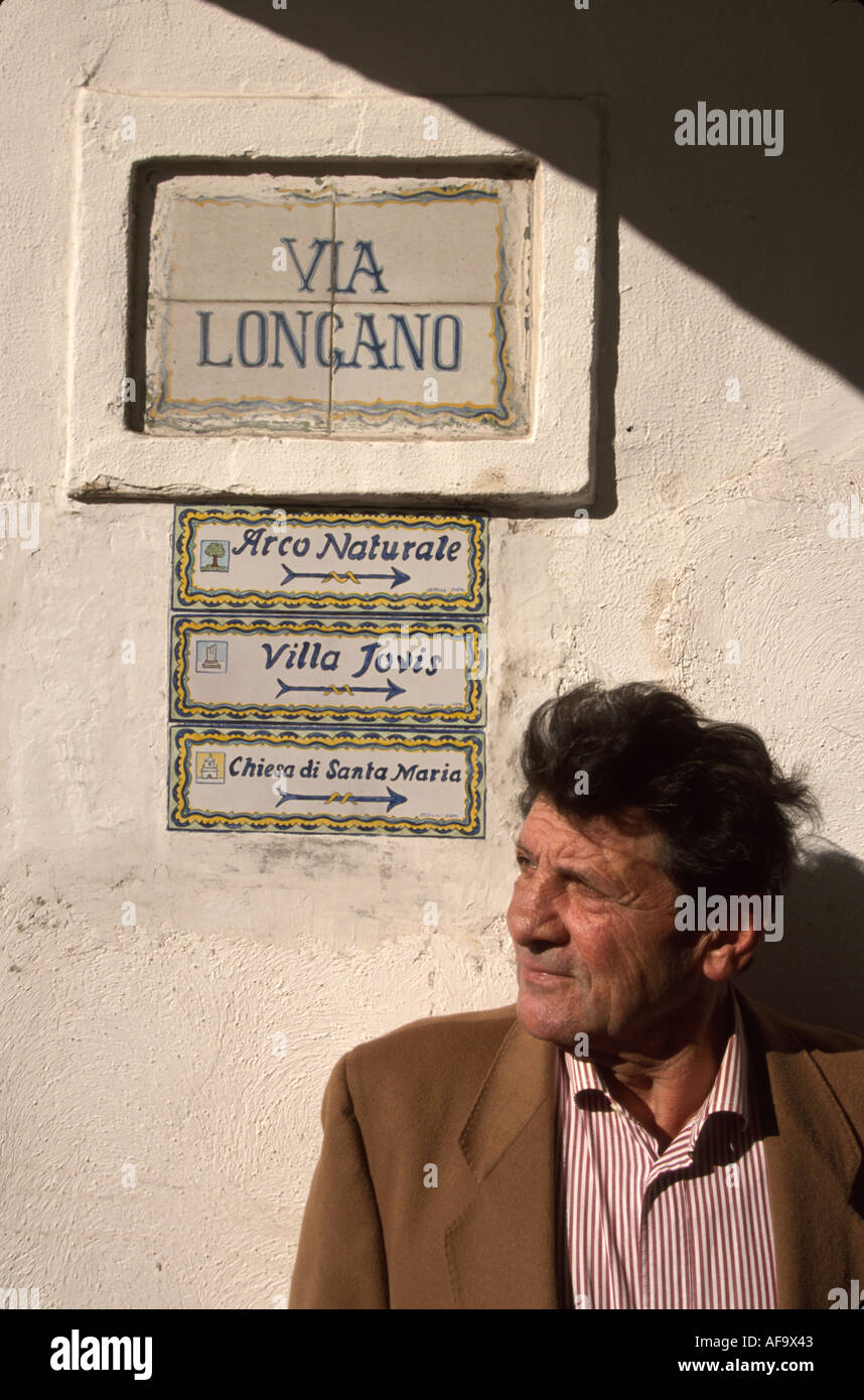 Italia,Italiano,Sud Europa occidentale,Europa,Europa,Unione europea,UE,E.U.,Latino,Isola di Capri,acque del Mar Tirreno Capri Town,Piazza Umberto Foto Stock