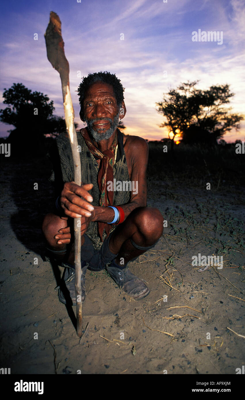 Ritratto di vecchio Kua bushman con lancia di Molapo, riserva centrale del Kalahari; Botswana Foto Stock