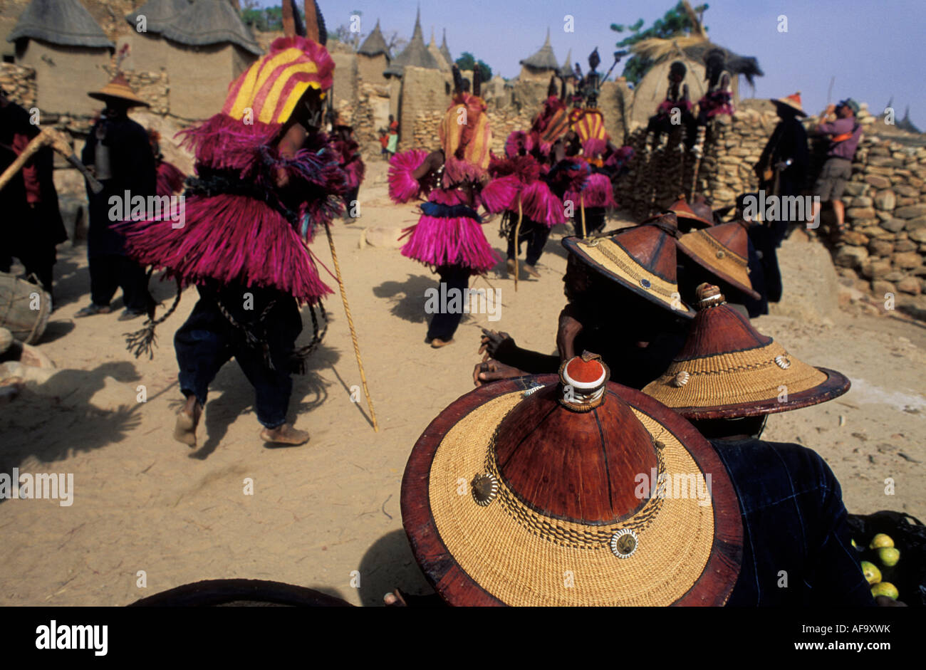 Dogon gli uomini in cappelli di eseguire la danza tradizionale paese Dogon; Mali Foto Stock