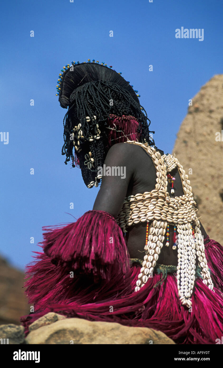 Ballerino Dogon indossando elaborare bordato cowry shell e decorazione abito di testa nei pressi di Bandiagara scarpata, Paese Dogon del Mali Foto Stock
