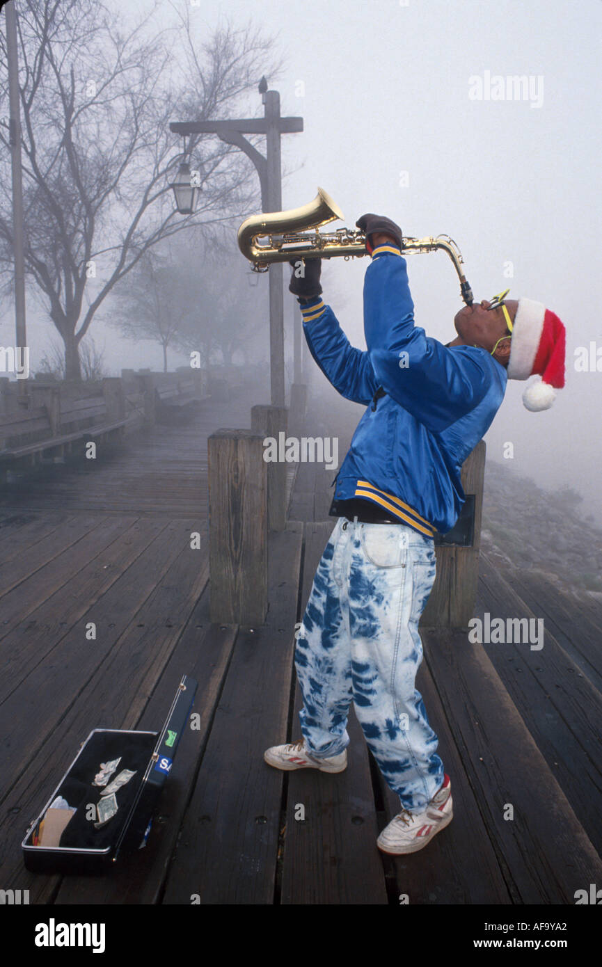 Louisiana Cajun Country, New Orleans, quartiere francese, Vieux Carre, attrazioni, preservazione storica, Missippi River Moonwalk musicista suona sax per consigli L Foto Stock