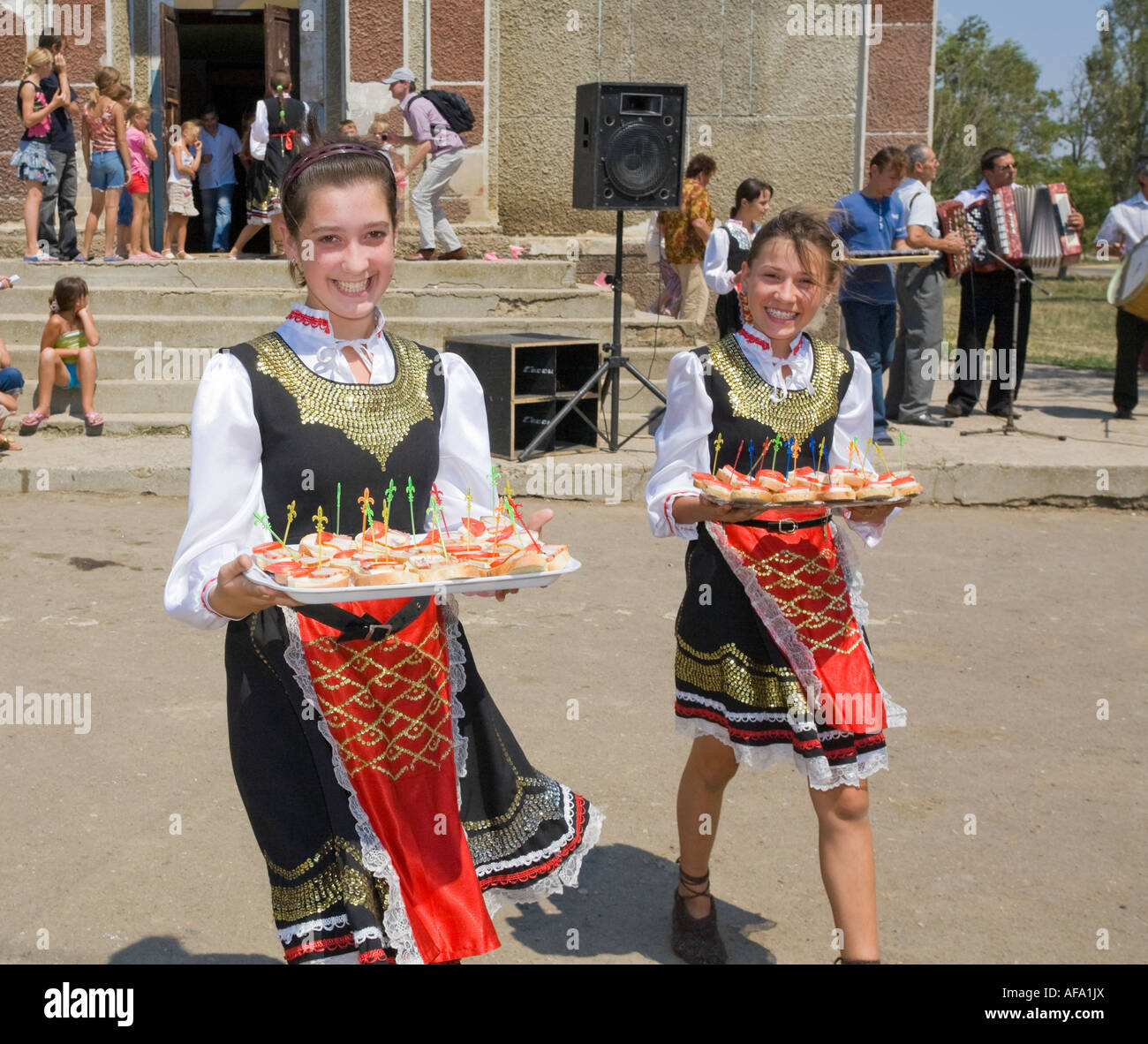 Due giovani ragazze nei tradizionali costumi ucraino che serve stuzzichini in Plotzk / Ucraina Foto Stock