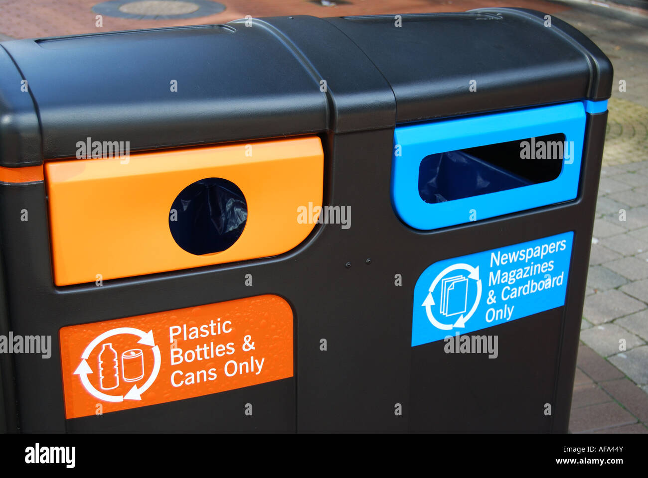 Carta possono e bottiglia contenitore di riciclaggio, Woking, Surrey, England, Regno Unito Foto Stock