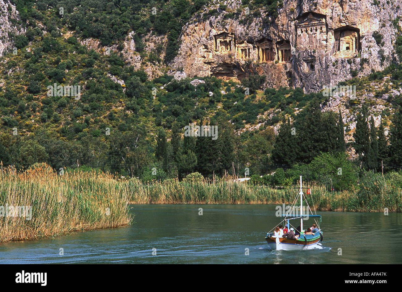 Fiume e tombe di roccia Caunos Dalyan Turchia Foto Stock