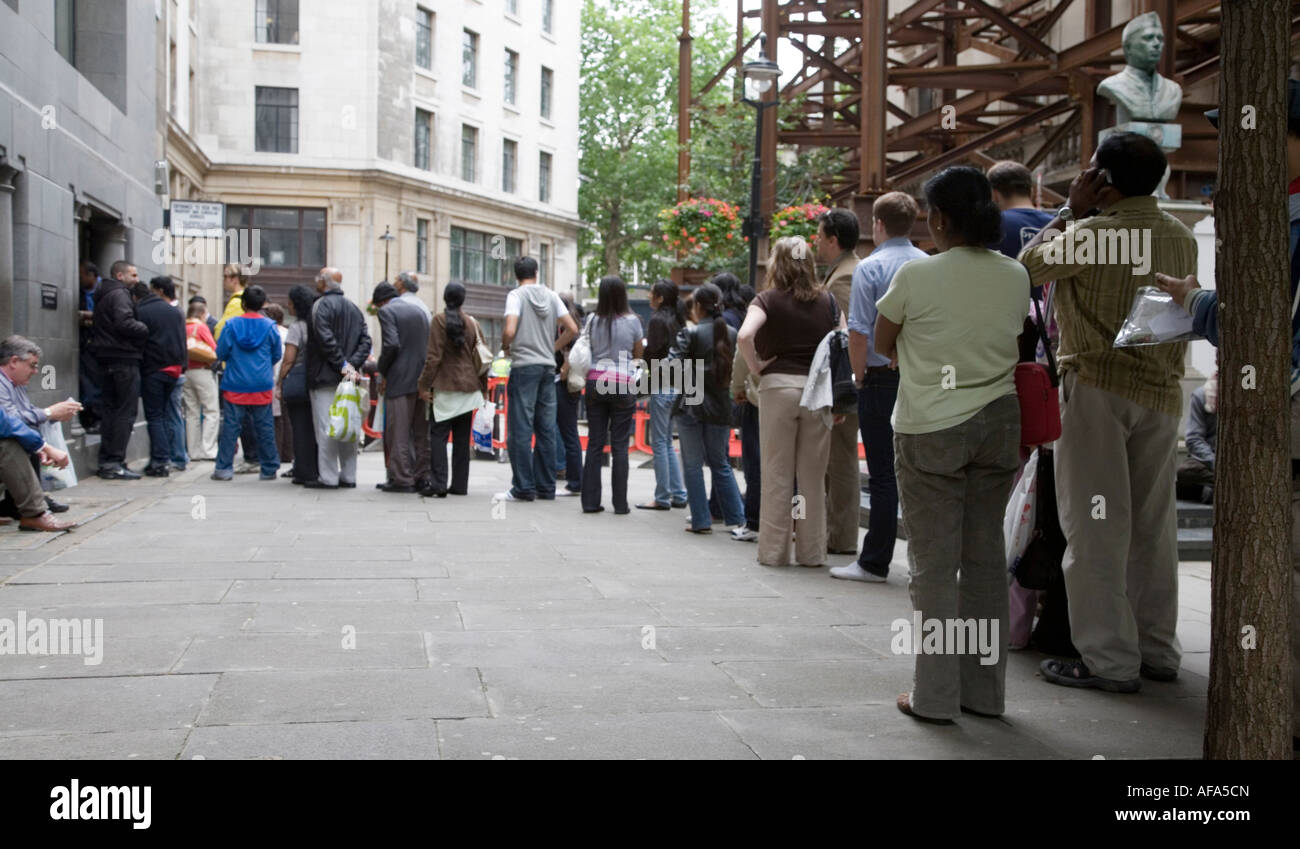 Una lunga coda per i visti costituisce al di fuori dell'Alta Commissione Indiana a Londra, Inghilterra Foto Stock