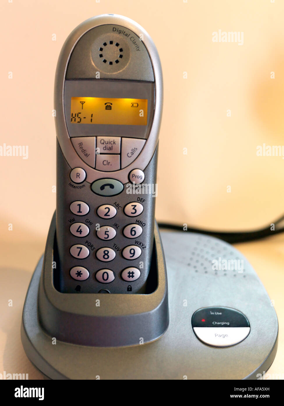 Un 6227 Telefono cordless con verde sul pulsante sull'unità di base Foto Stock