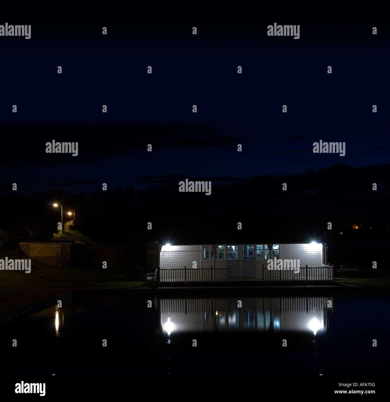 Le gite in barca sul lago di notte Foto Stock