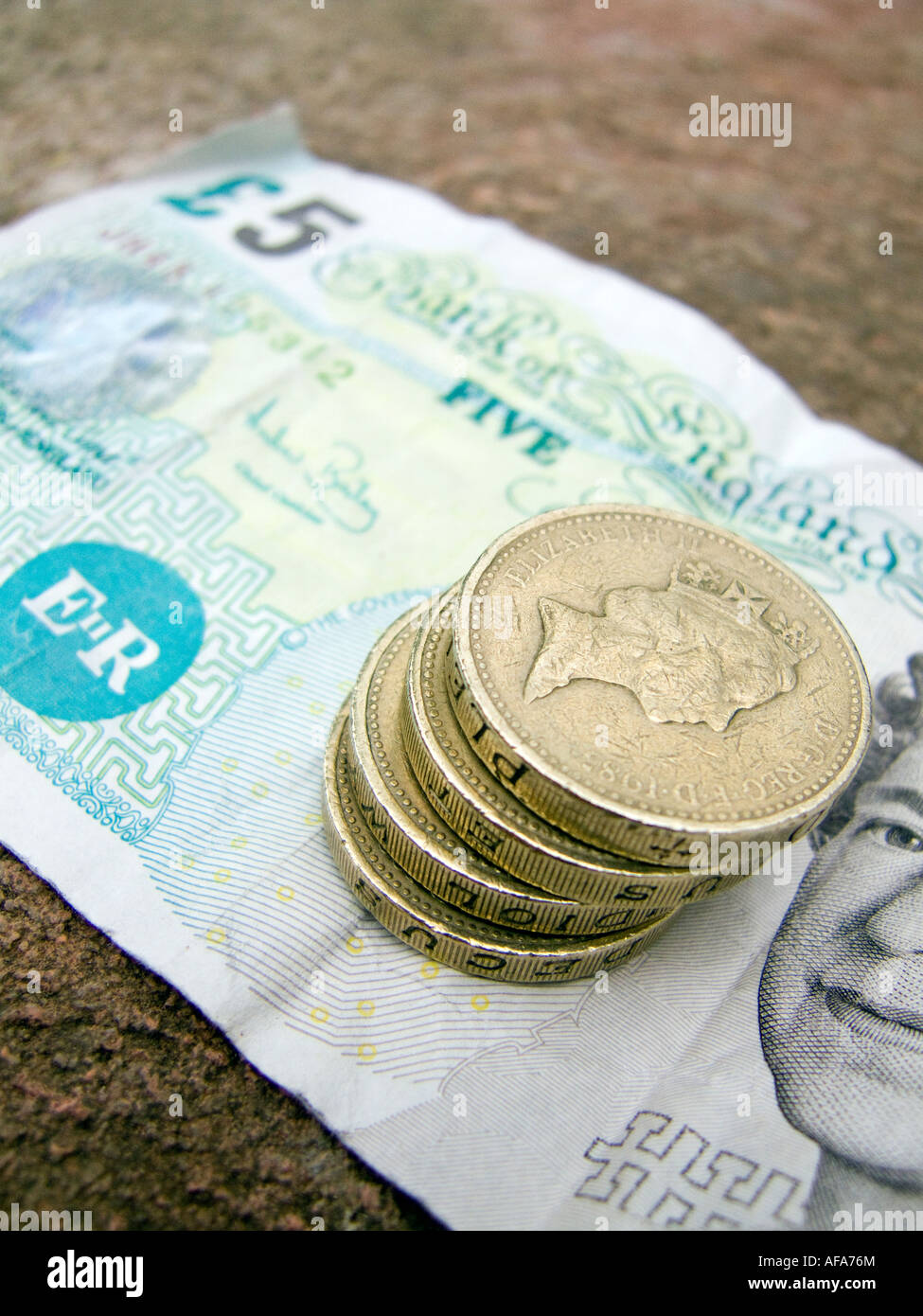 British Pound Stirling monete e cinque pound nota Foto Stock