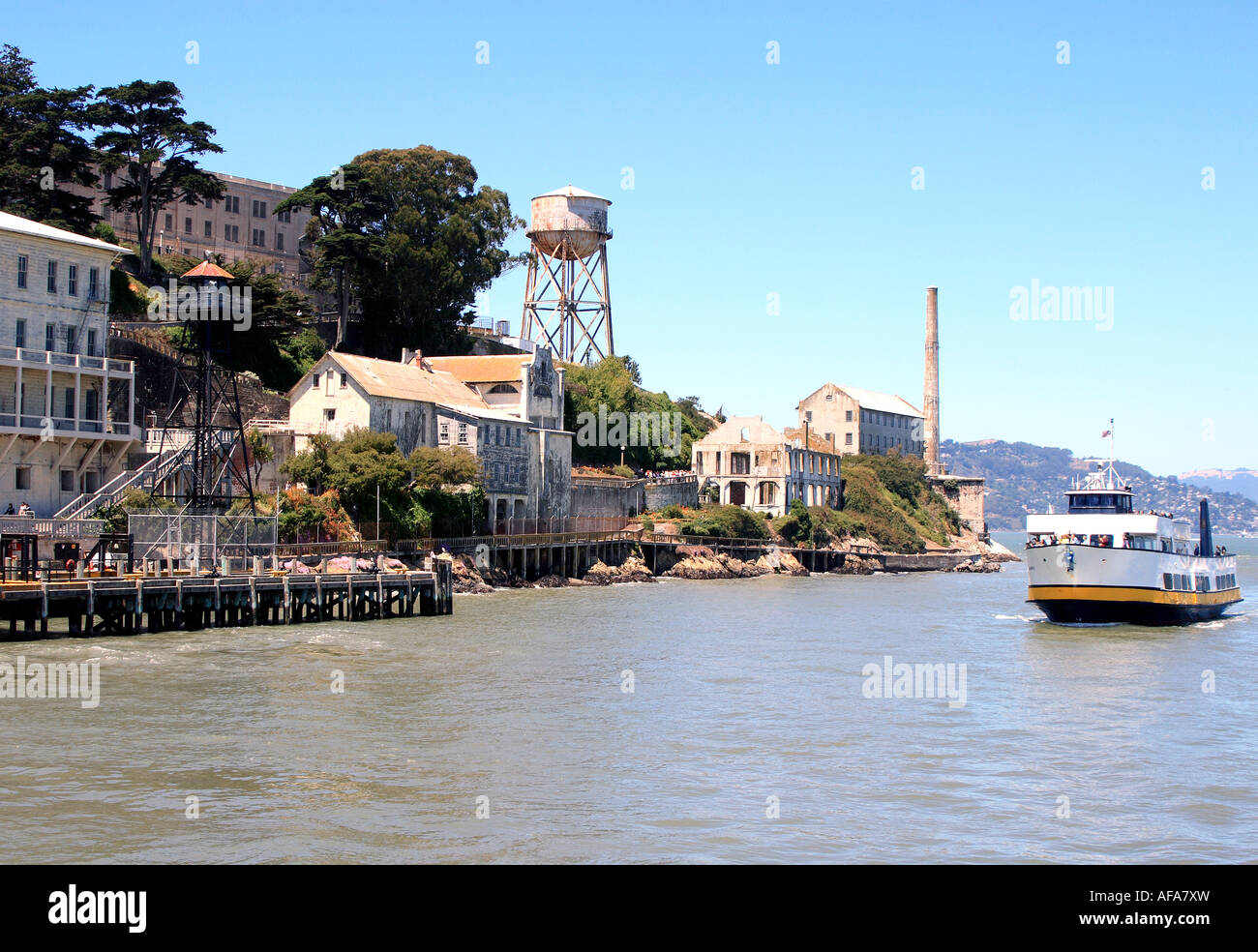 Una San Francisco Bay tour in barca a vela dal vecchio carcere edifici sull isola di Alcatraz Foto Stock