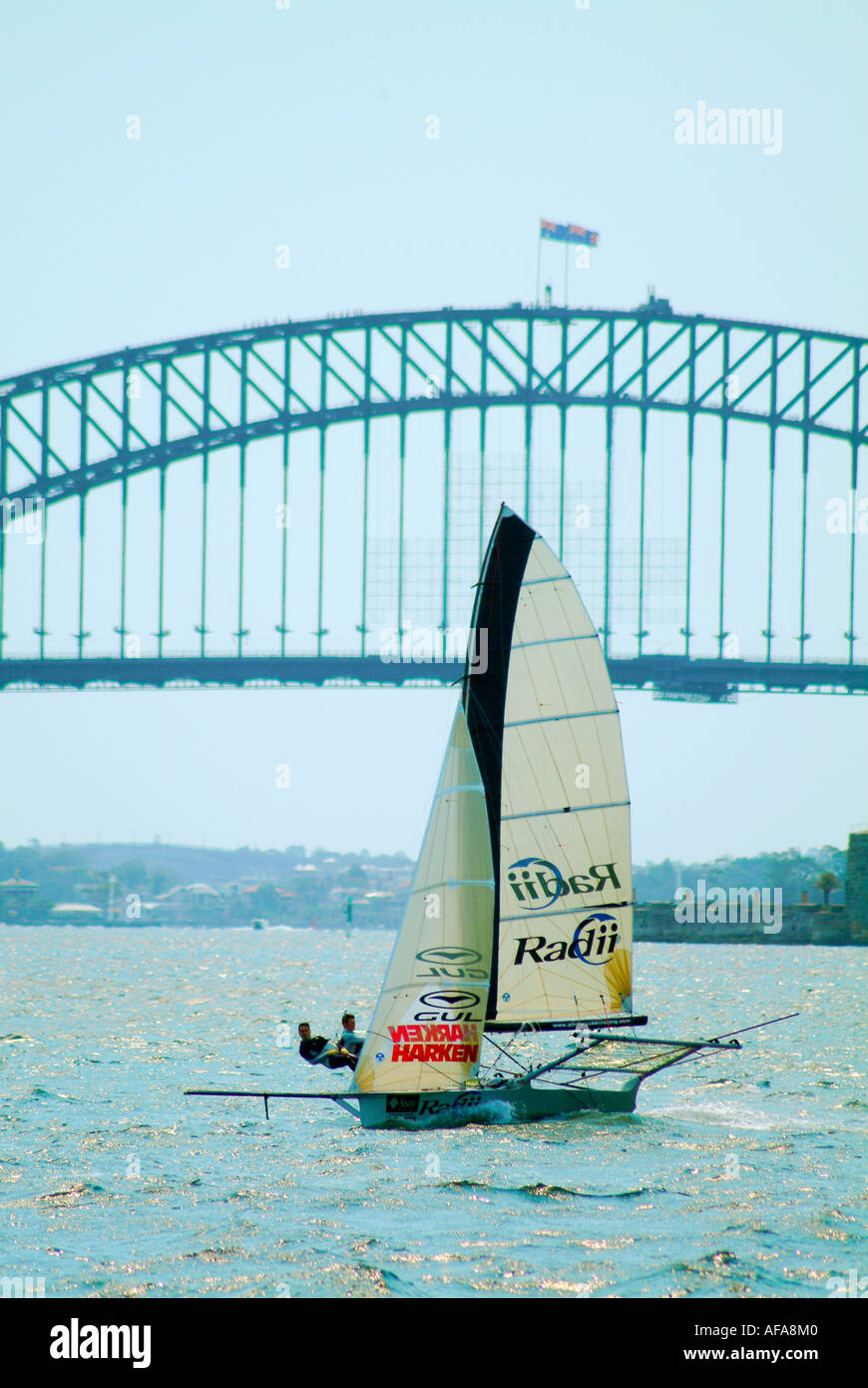 18 piedi skiff vela sul porto di Sydney Australia Foto Stock