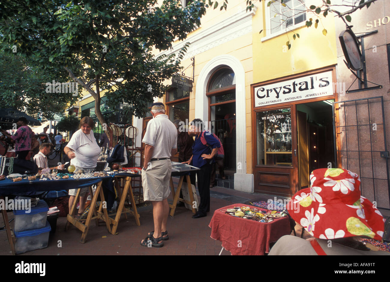 Antiquari al mercato di antiquariato a Church Street a Città del Capo in Sud Africa Foto Stock