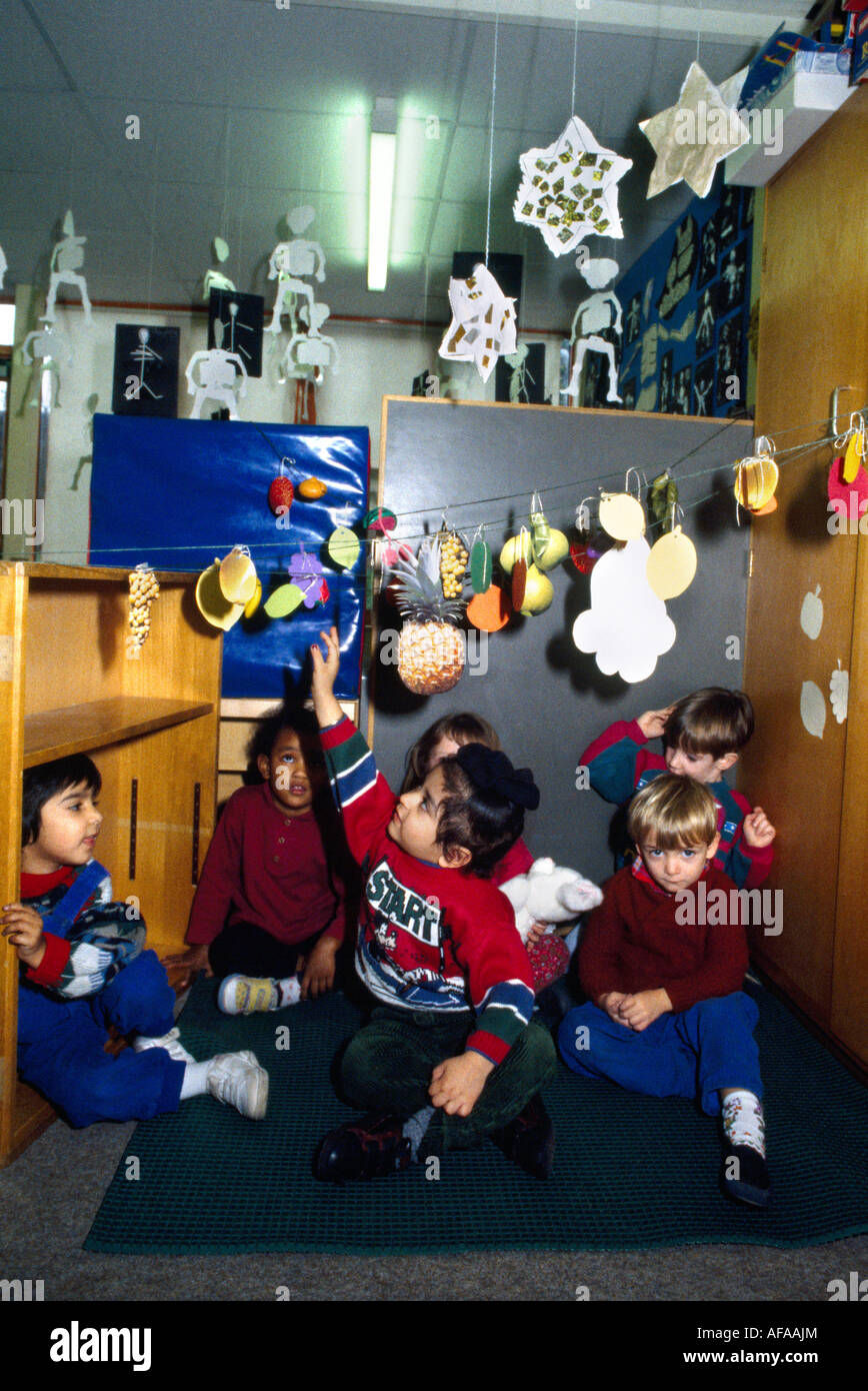 Sukkot (ebreo Harvest Festival) nella scuola materna ragazzo Sikh Foto Stock