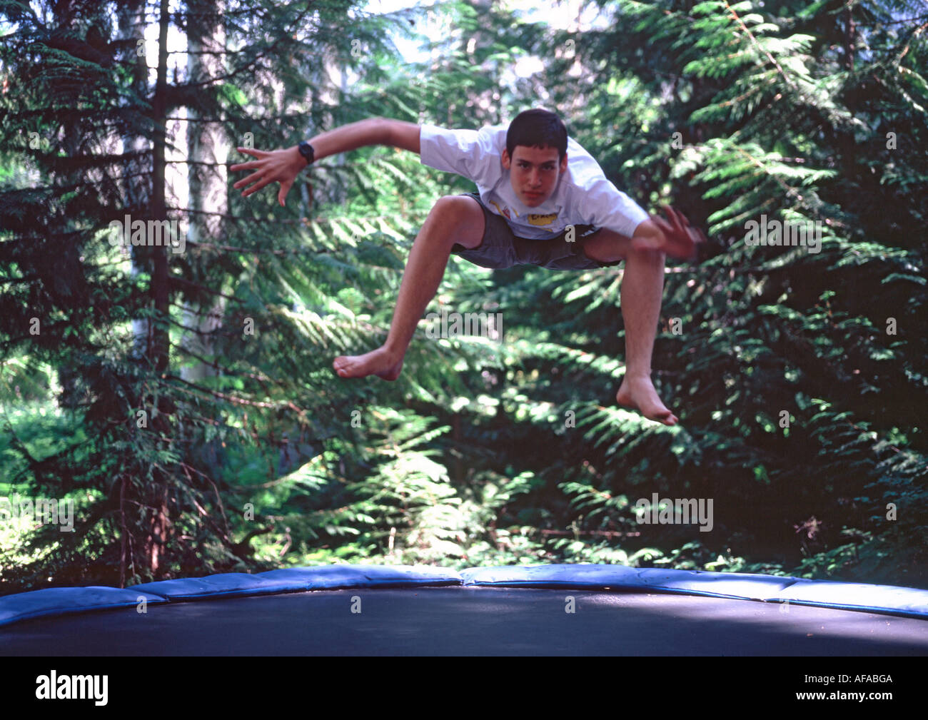 Ragazzo di saltare sul trampolino Foto Stock