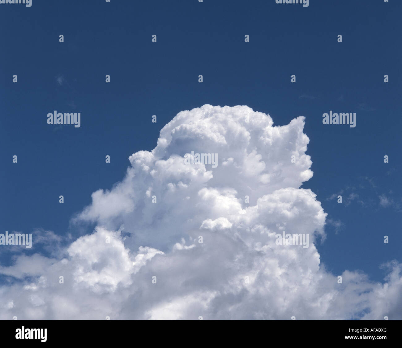 Il Cumulus bianche nuvole e cielo blu, Berkshire, Inghilterra, Regno Unito Foto Stock