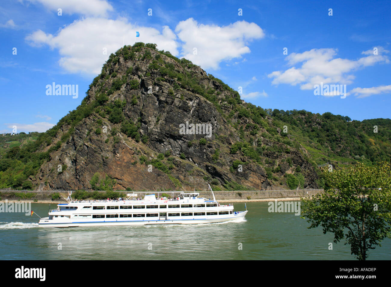 Un' escursione nave passando il Loreley Rock sul fiume Reno in Germania Foto Stock
