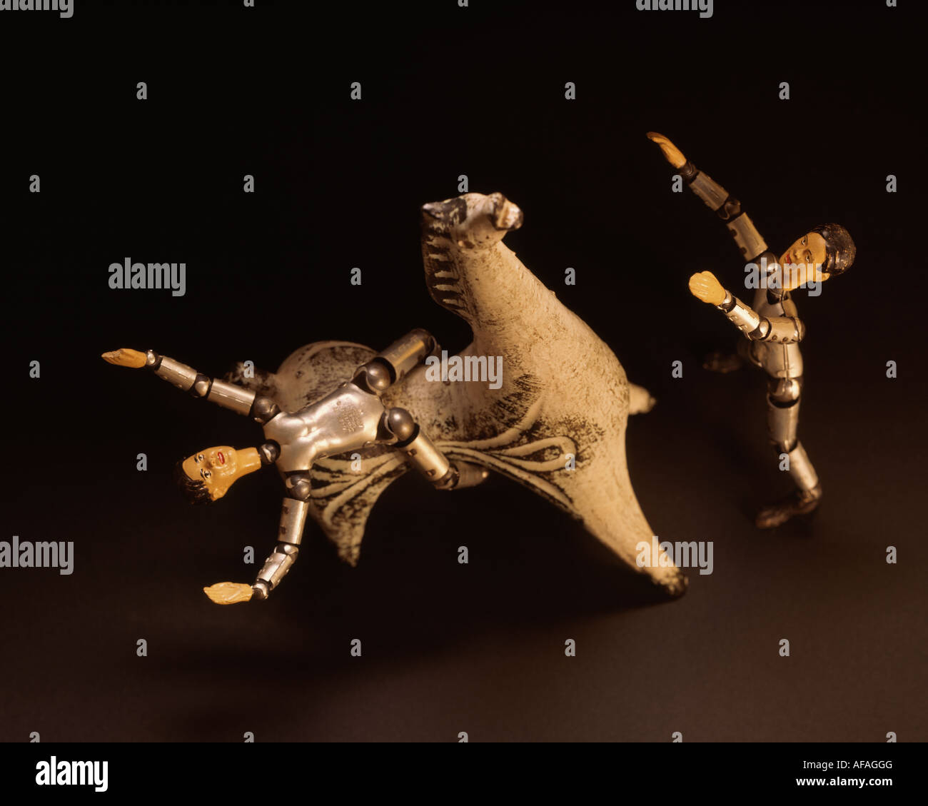 A4 orizzontale colore immagine presa su 4x5 fotocamera. Alta risoluzione scansione flextight. Due fatti a mano maschio svizzero di bambole e la ceramica cavallo. Foto Stock