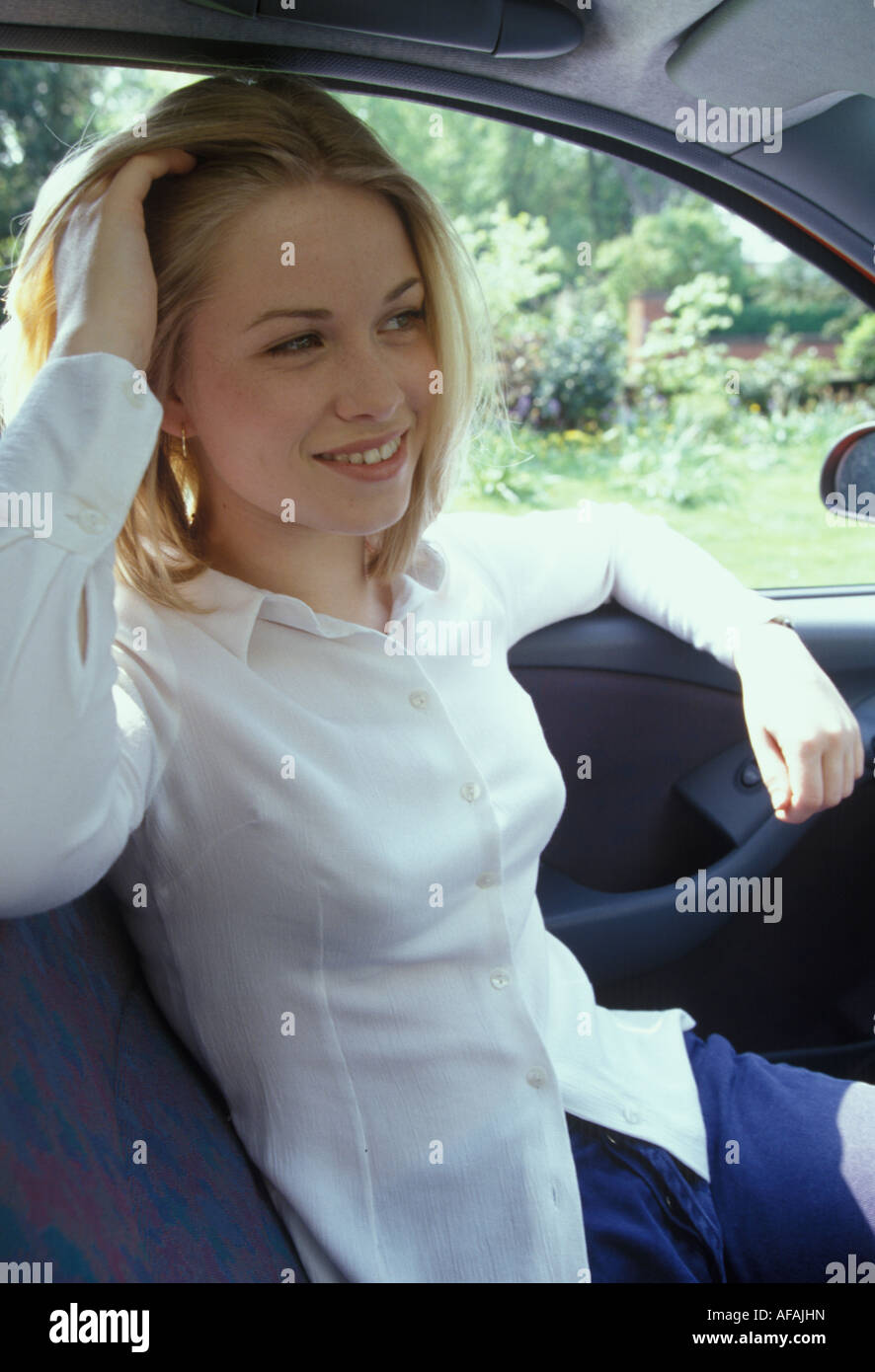 Donna seduta in una macchina Foto Stock