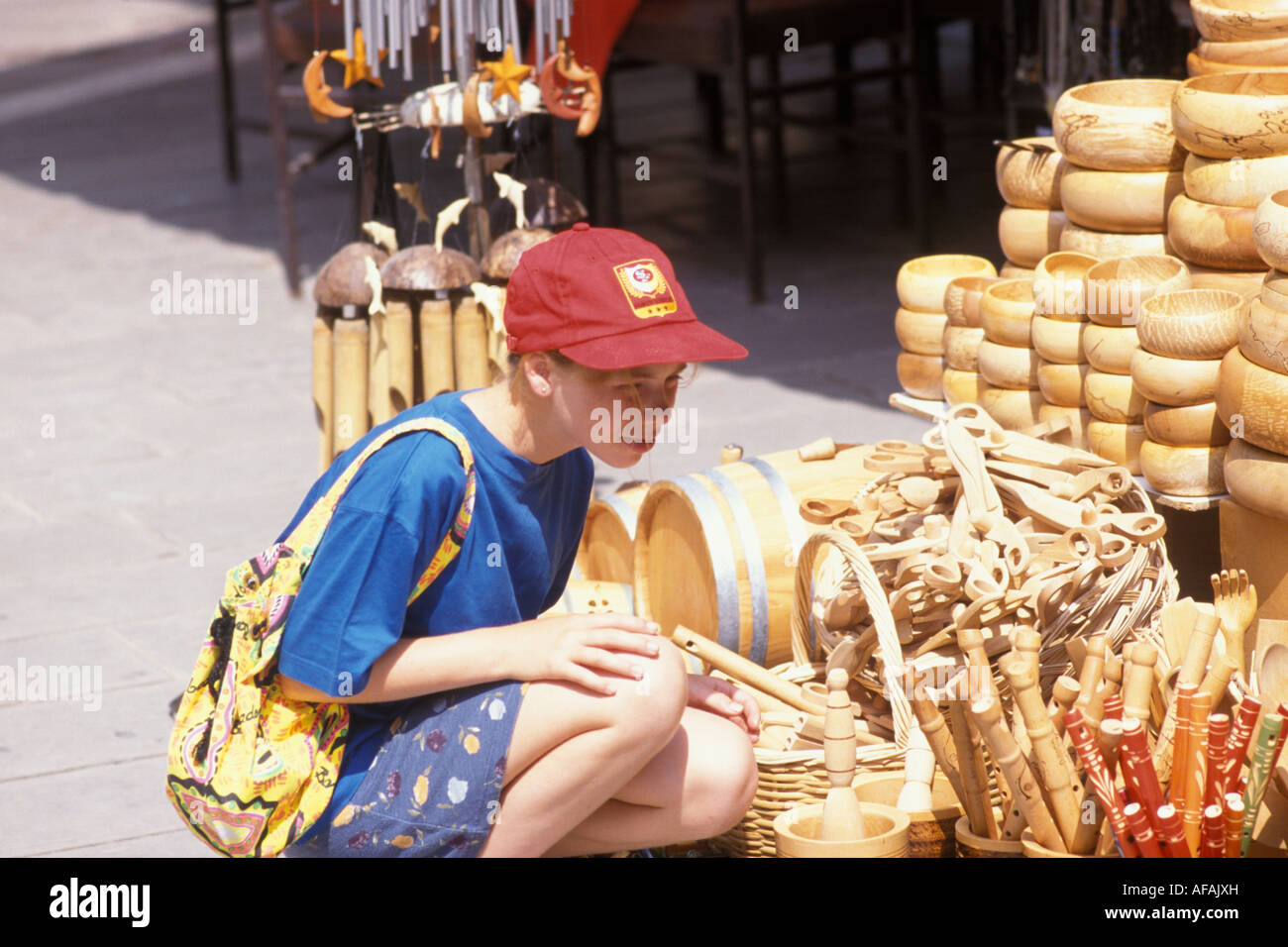 Ragazza cerca una merce su un mercato in stallo in vacanza Foto Stock