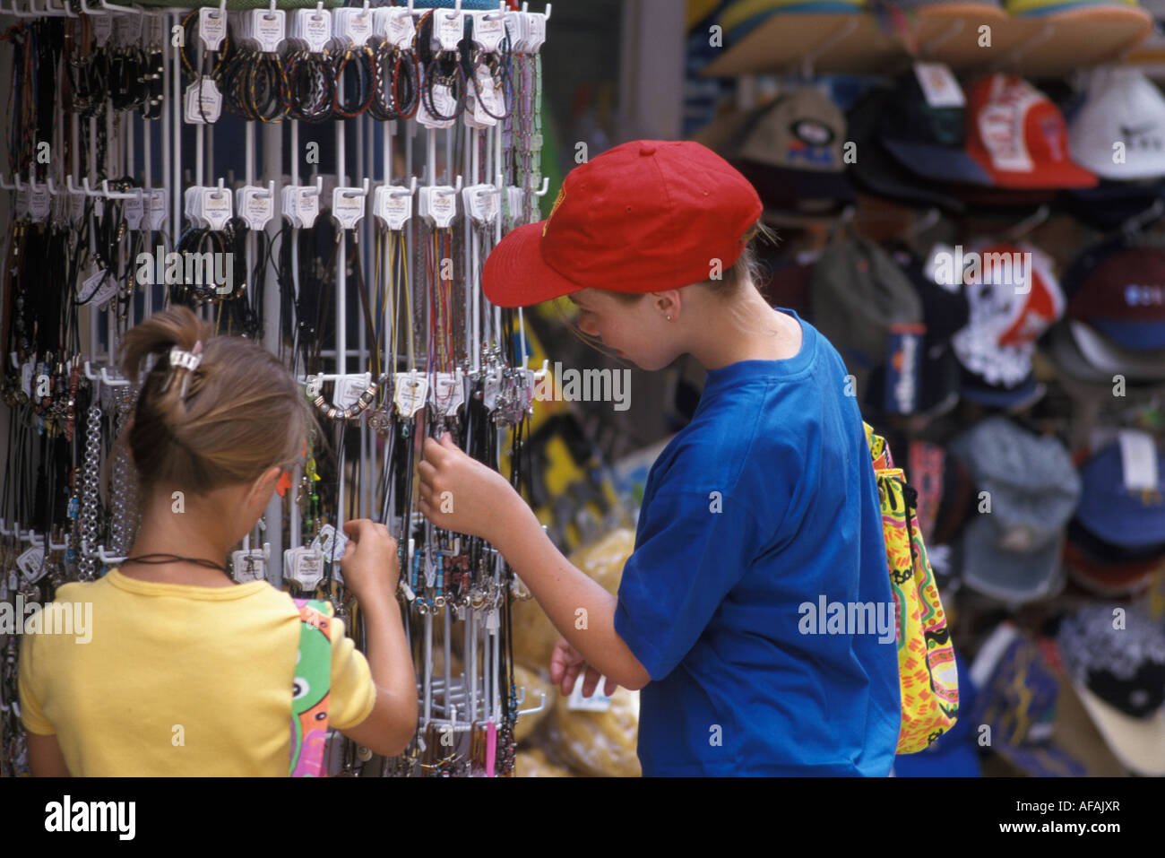 2 ragazze in cerca di un gioiello su un mercato in stallo in vacanza Foto Stock