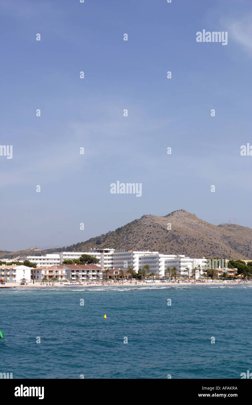 Vista dal mare della spiaggia e gli alberghi a Alcudia Mallorca Spagna Spain Foto Stock