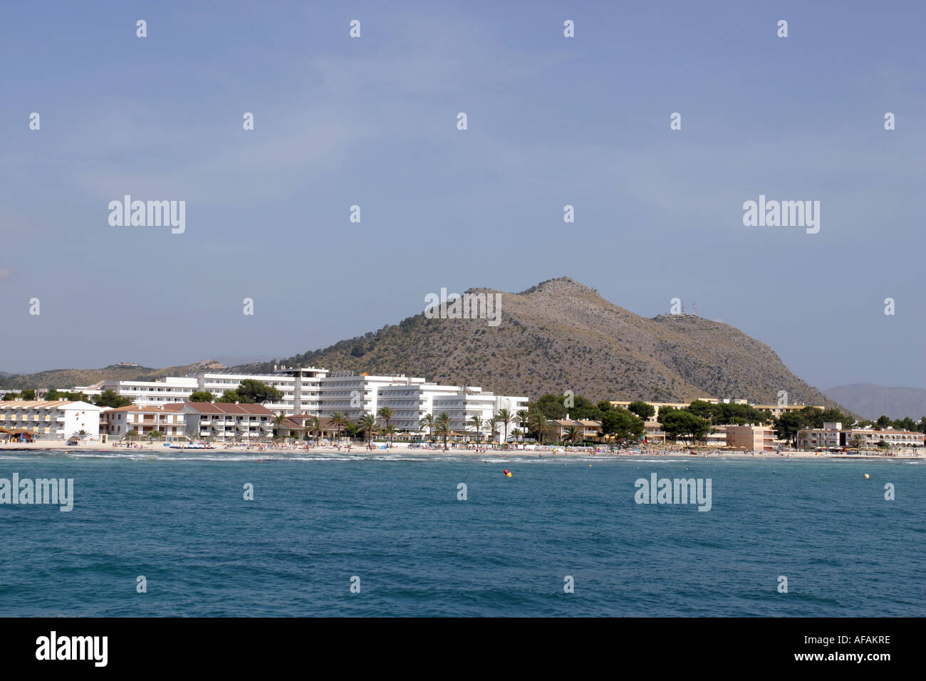 Vista dal mare della spiaggia e gli alberghi a Alcudia Mallorca Spagna Spain Foto Stock