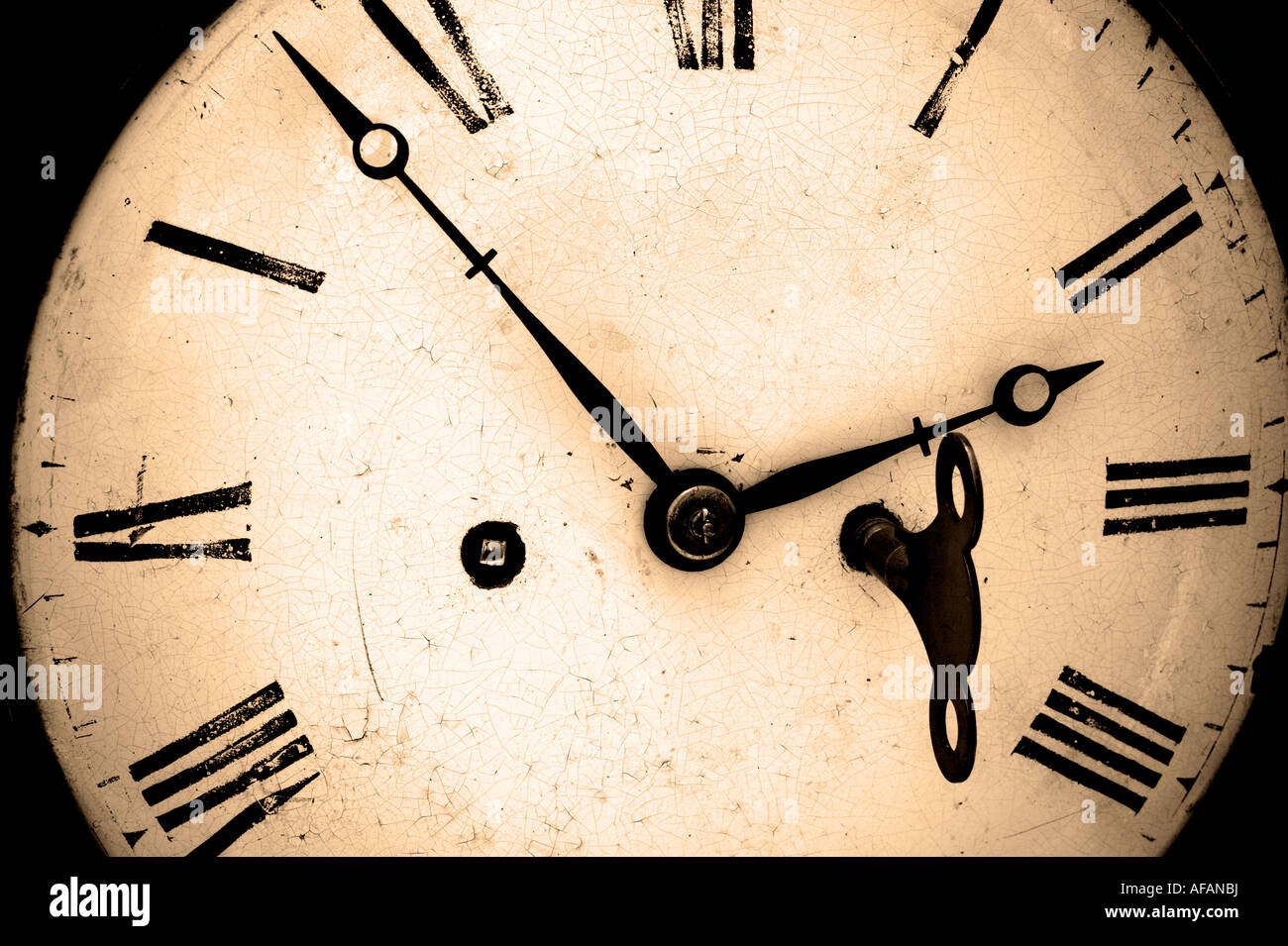 Antico orologio con avvolgitore chiave in posizione dai toni seppia Foto Stock