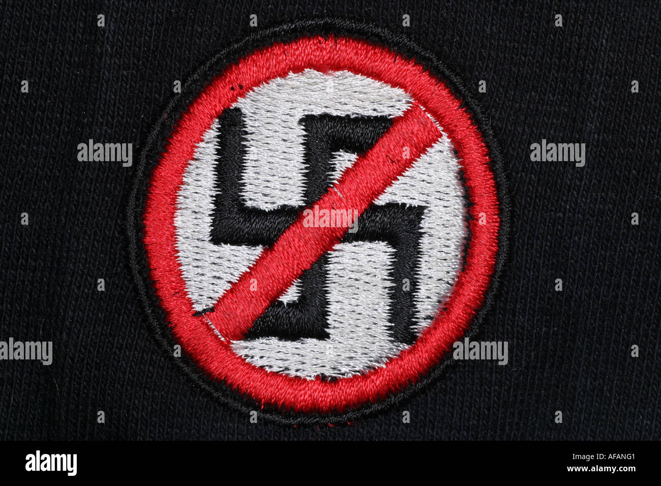 Close-up di un anti simbolo nazista su una fascia assorbisudore Foto Stock