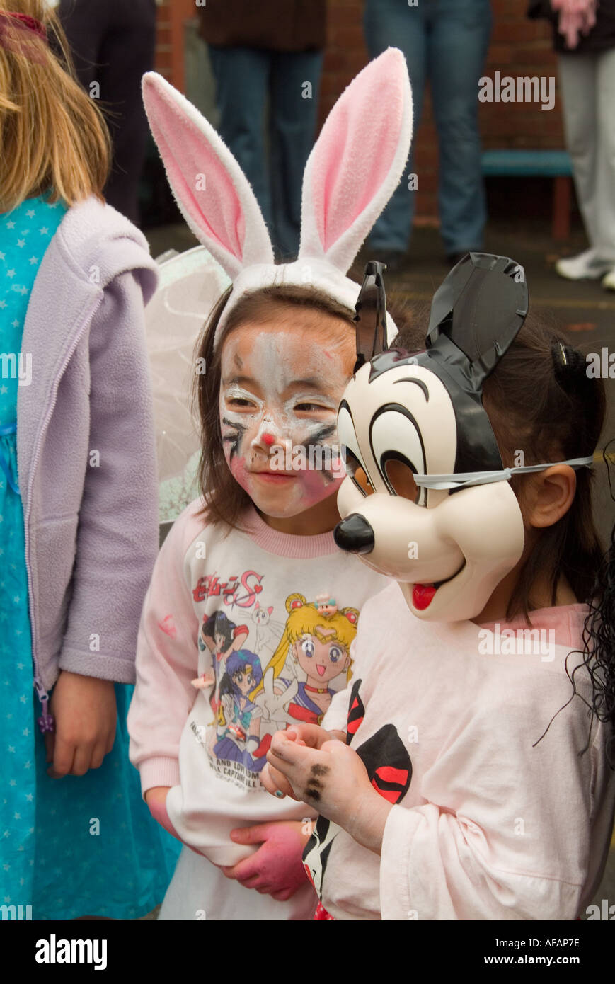 La scuola primaria chidren in costume per un libro parade dove i bambini vestirsi come i loro personaggi preferiti da libri Foto Stock