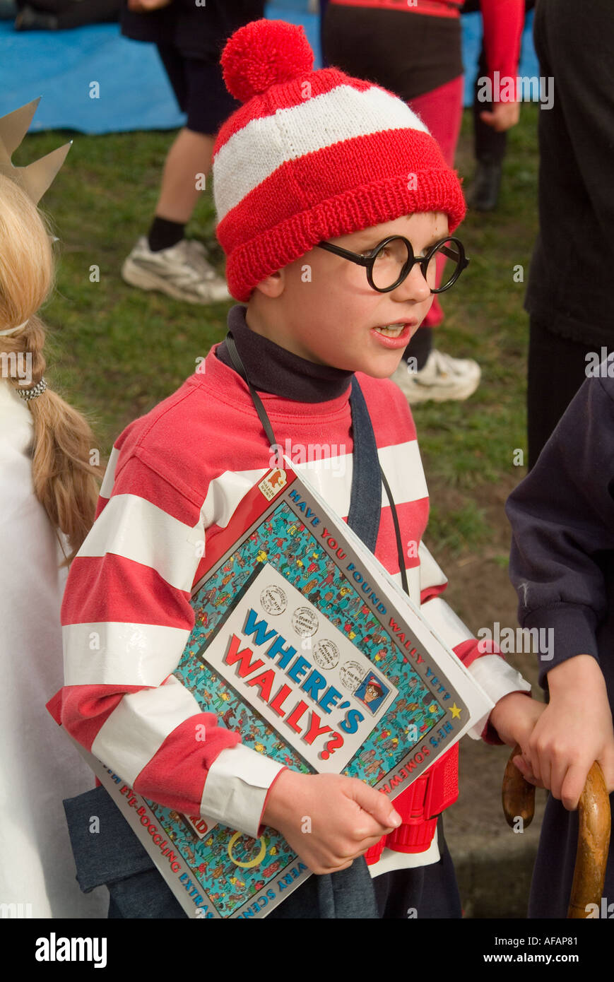 La scuola primaria boy in vestito come Wally per un libro parade dove i bambini vestirsi come i loro personaggi preferiti da libri Foto Stock
