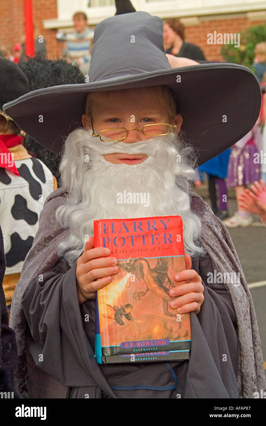 Bambino vestito come il professor Dumbeldore di Harry Potter per una parata della settimana del libro della scuola elementare Foto Stock